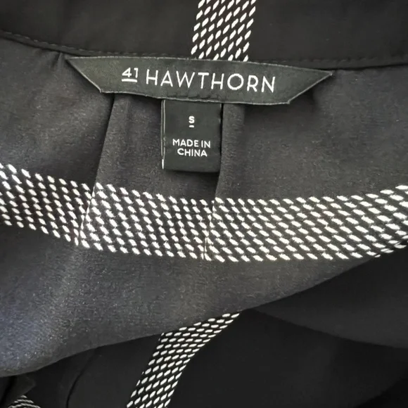 41 Hawthorne | Black and White Blouse | V-Neck and Pleated Front Detail - Picture 5 of 5